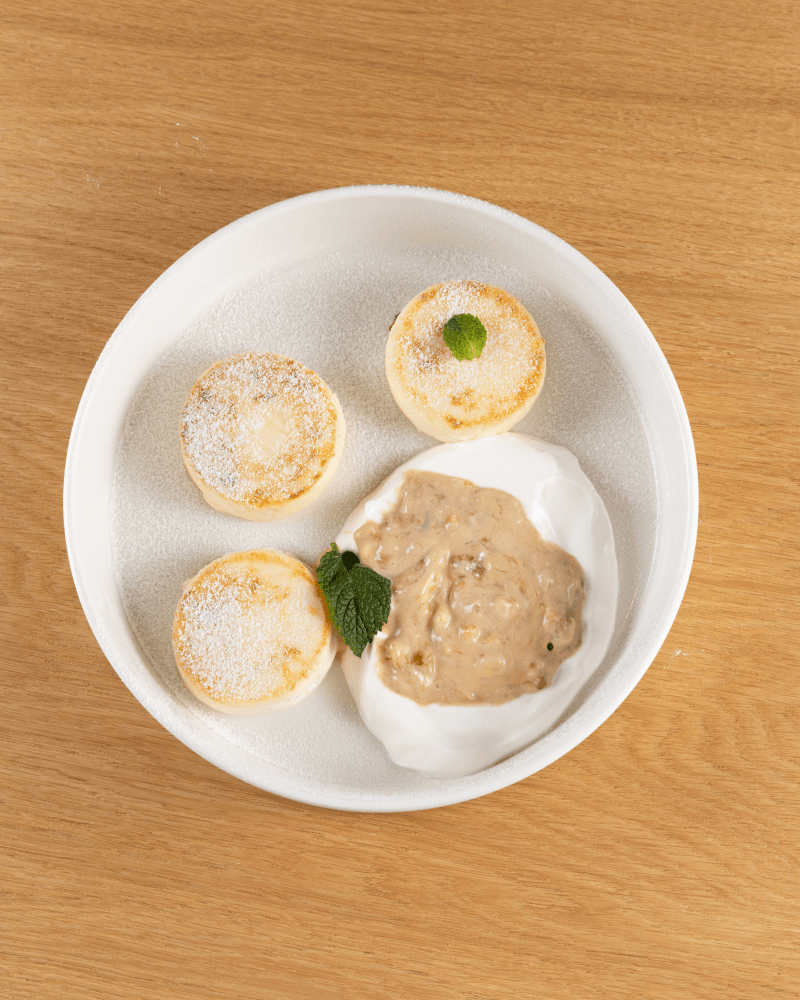 Сырники с банановой карамелью и сметаной